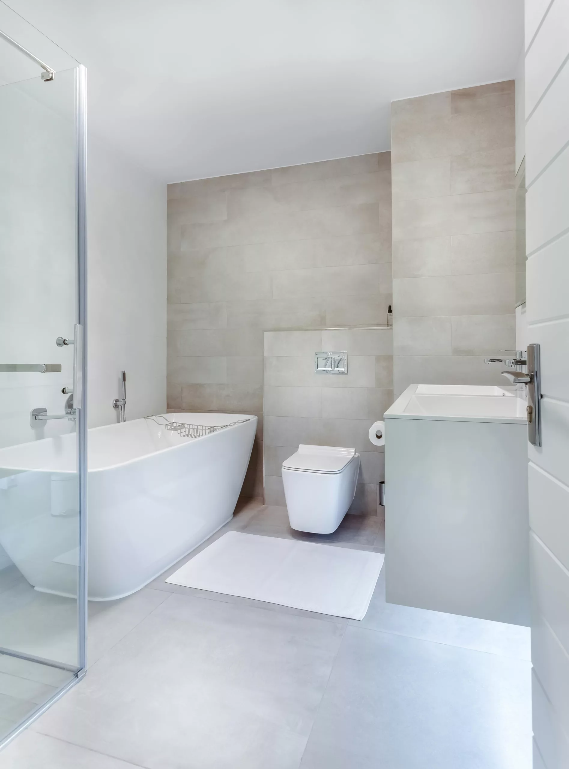 Salle de vain avec une baignoire et toilette suspendu et un lavabo mono vasque